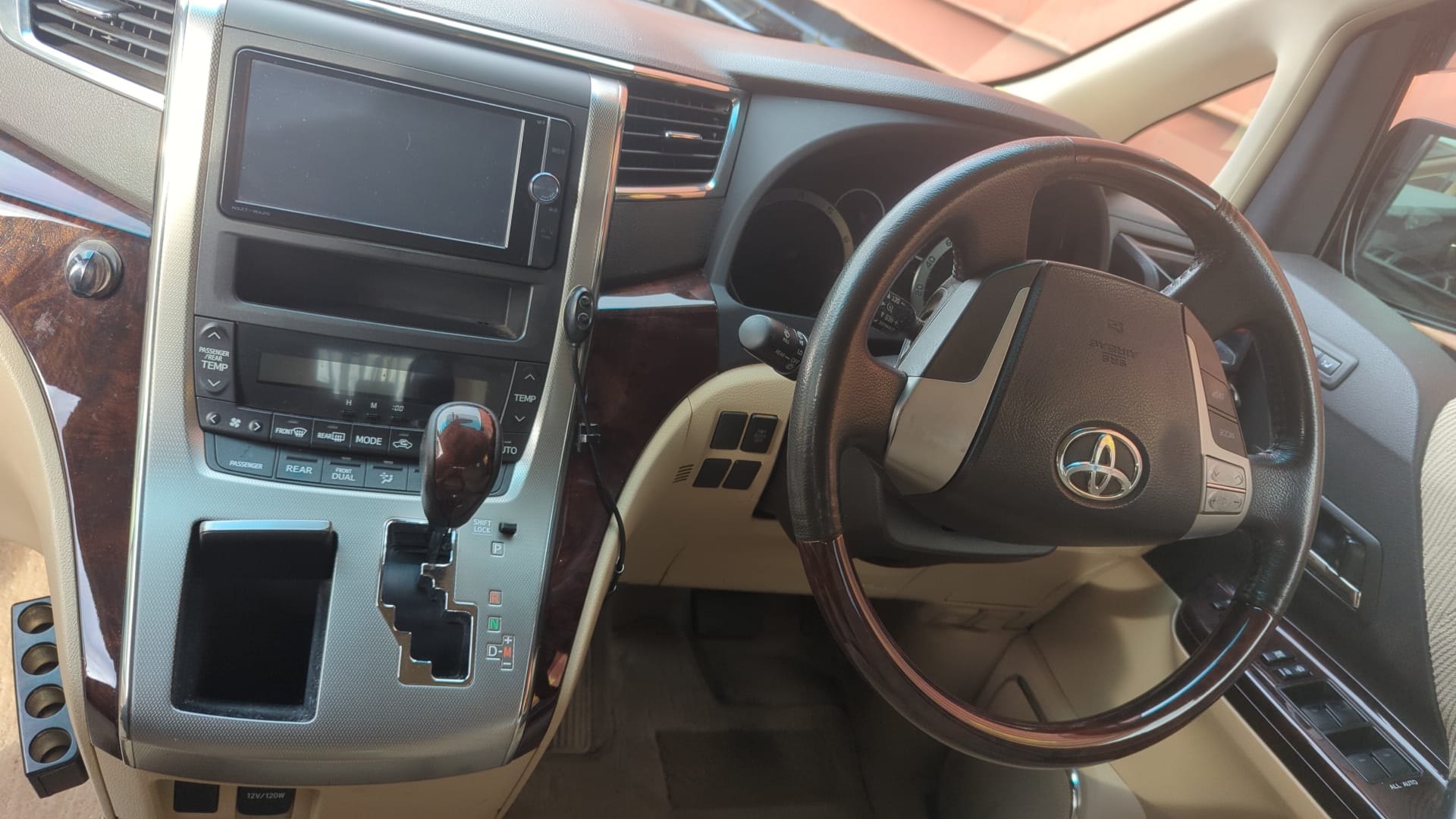 2013 Toyota Alphard